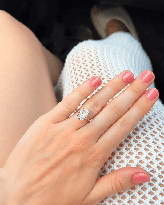 What the different between of travel ring to engagement ring ? - Hastella.J