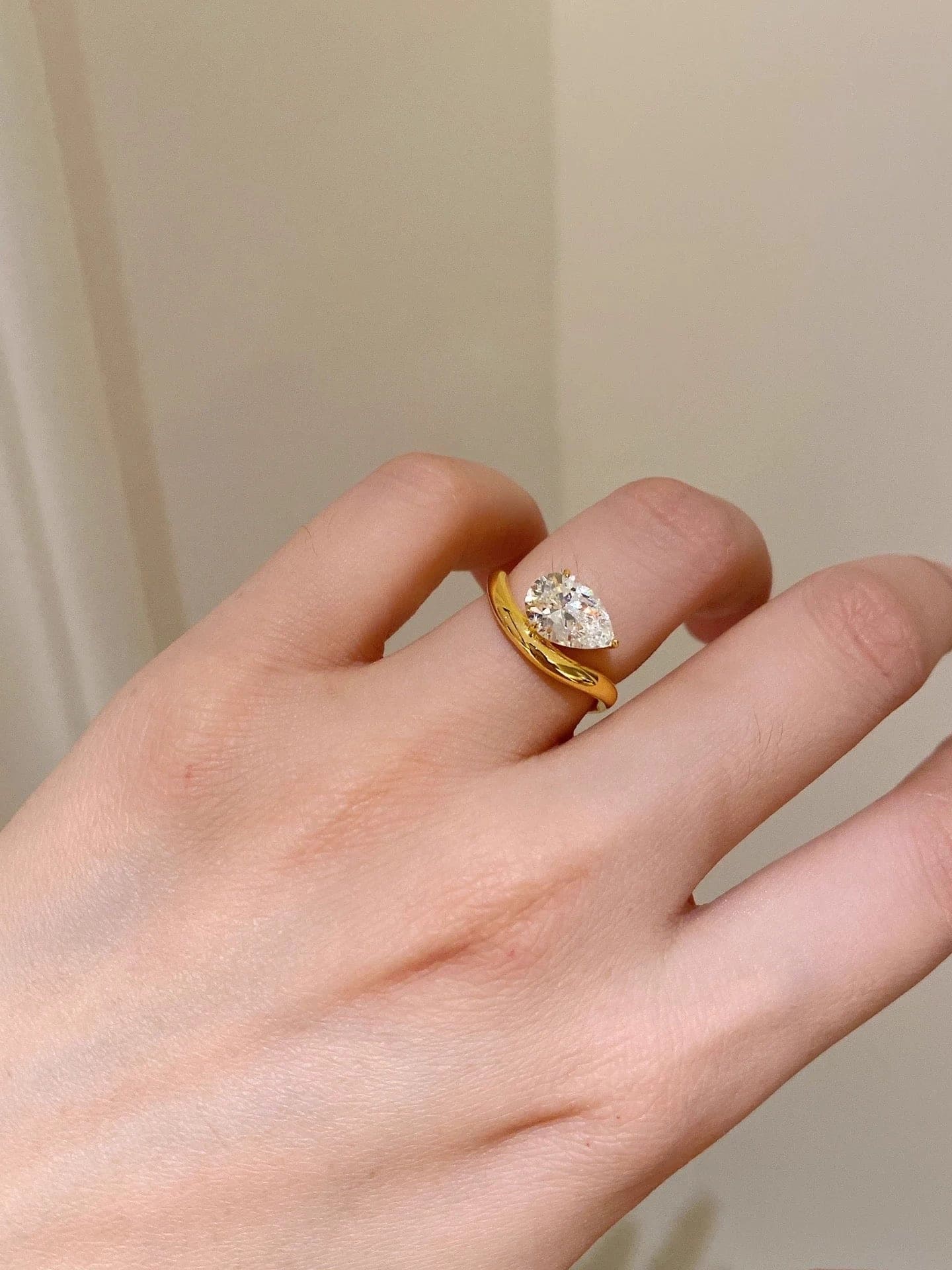 Pear shape round ring